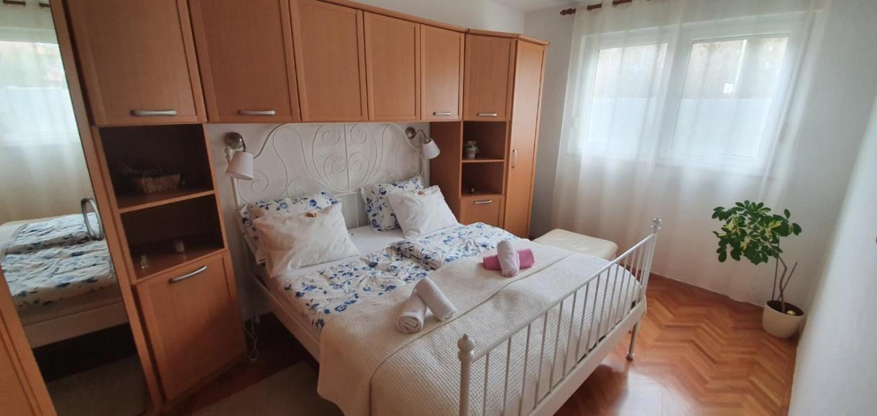 Appartement Daisy à Pula Extérieur photo